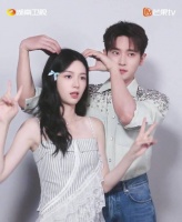 周也丞磊主演《锦月如歌》官宣，甜蜜互动引期待