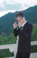 李乃文穿西装戴墨镜也太帅了吧，果然法拉利老了也是法拉利