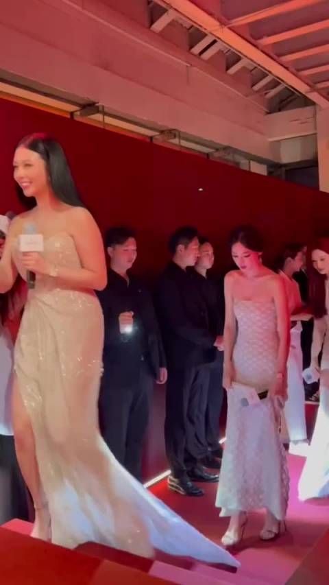 这视角看一排女明星往台上走真好看,大家在上面表情互相别苗头的样子也好看