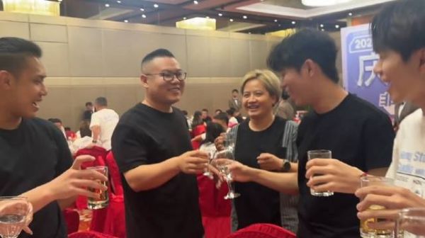 岳云鹏演唱会首演成功，携夫人郑敏庆功宴伴舞