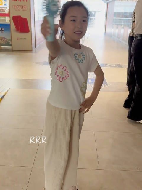 董璇真的把女儿养的很好,大大方方又很有元气,属于少女的青春感也满满