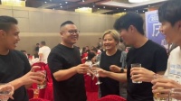 岳云鹏演唱会首演成功，携夫人郑敏庆功宴伴舞