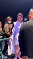 郑希怡下台就被女儿粘住了