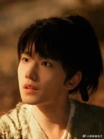 直视镜头那两下，师徒间的疏离感全出来了，杨洋你怎么这么会演！