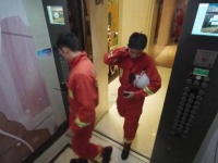 消防员被困电梯，自己人救自己人，哈哈