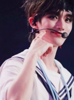 网友质问丁程鑫是否理解点脸颊痣含义