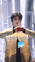 刘宇宁连续七年忌日送白玫瑰悼念离世粉丝