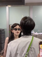 曾辉机场帮韩雨彤拿包不慎遗落