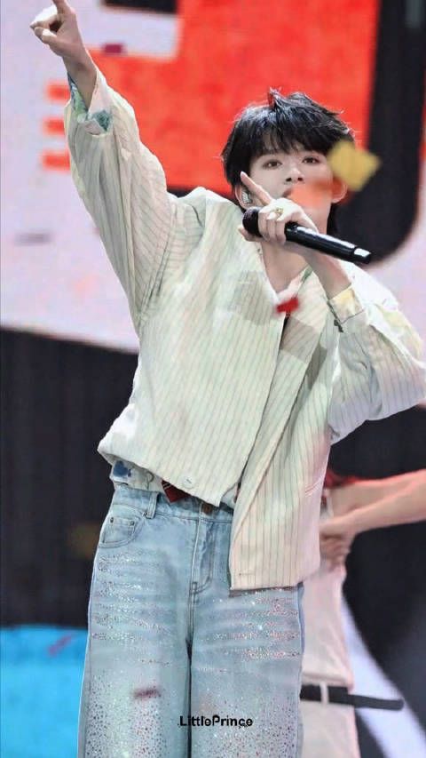 张极演绎港风新曲，舞步复古笑容灿烂
