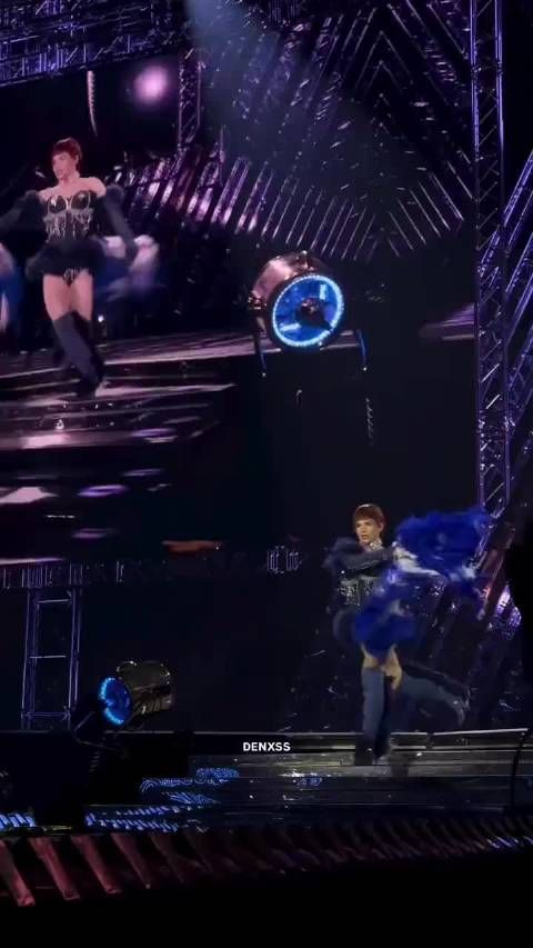 碧昂丝演唱会舞者Honey下台阶崴脚摔倒，但他神奇救场