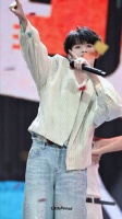 张极演绎港风新曲，舞步复古笑容灿烂