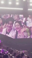 黄晓明和表妹陈梦一起看演唱会，起猛了差点看差了