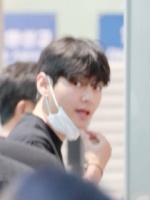 金泰亨kpop永一 250731 仁川机场出境 D社捕捉到的泰亨摘口罩瞬间 so pretty
