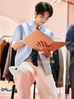 王俊凯穿应援色衬衫亮相，新歌筹备中舞台鞋定制启动