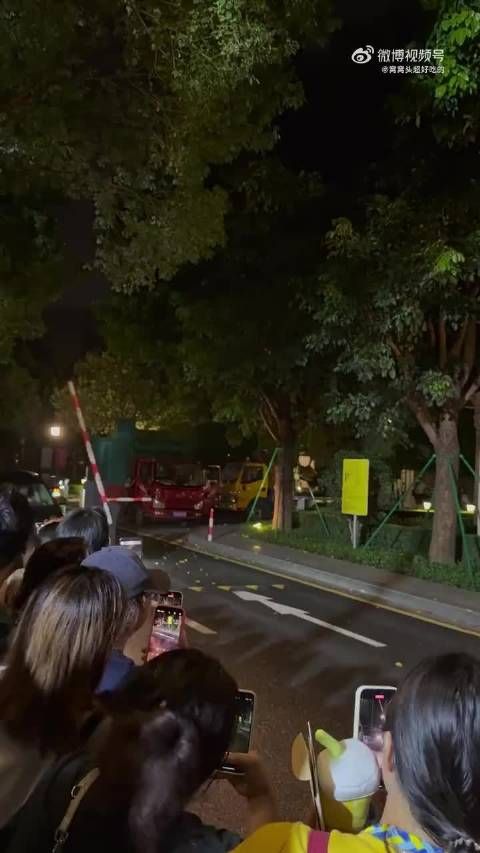 田栩宁鞠躬开车窗打招呼，瓜皮帽花衬衫造型清爽