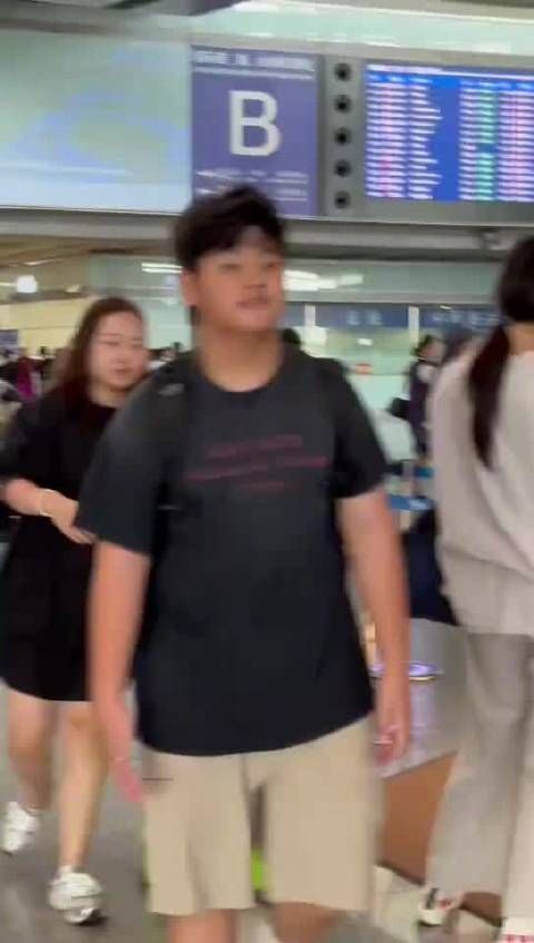 有网友在机场偶遇沙溢胡可的二儿子小鱼儿,小鱼儿已经这么大了!