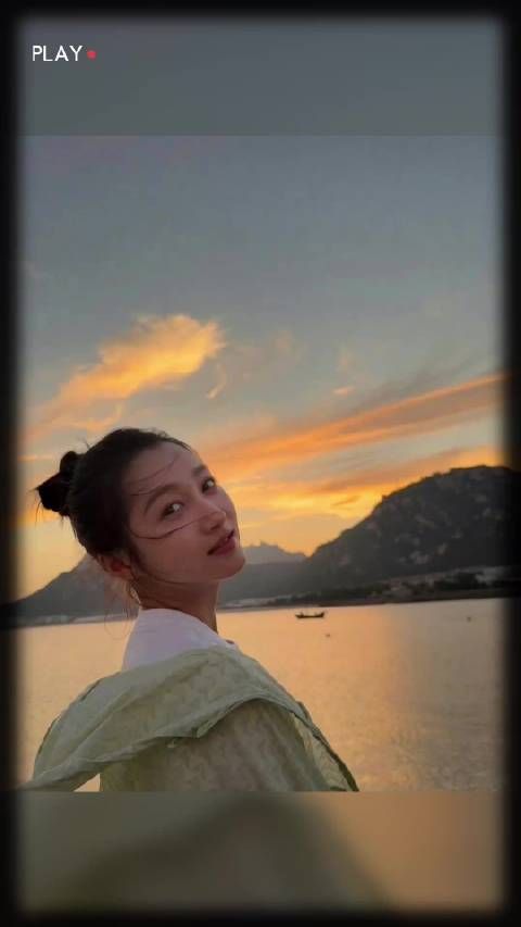 关晓彤晒绝美夕阳照,白t恤丸子头青春洋溢