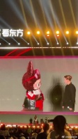 王嘉尔和labubu斗舞，可爱瞬间让人心动