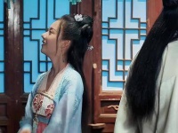 艺妓为了拒绝成为小妾，果断跃入河中，这一跳只为追寻自由