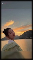 关晓彤晒绝美夕阳照，白t恤丸子头青春洋溢