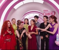 歌手后台合唱蕾蒂娅，者来女沉浸雷蒂娅艺术