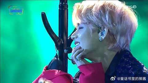 金泰亨泪痣在灯光下美的不像话,粉丝“你不要这样笑,我受不了”