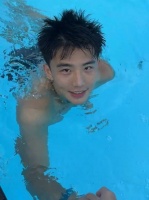 好可爱的男孩子，眼睛跟单纯的狗狗一样