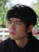 肖战《射雕》郭靖造型曝光，草原策马尽显大侠风范