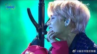 金泰亨泪痣在灯光下美的不像话，粉丝“你不要这样笑，我受不了”
