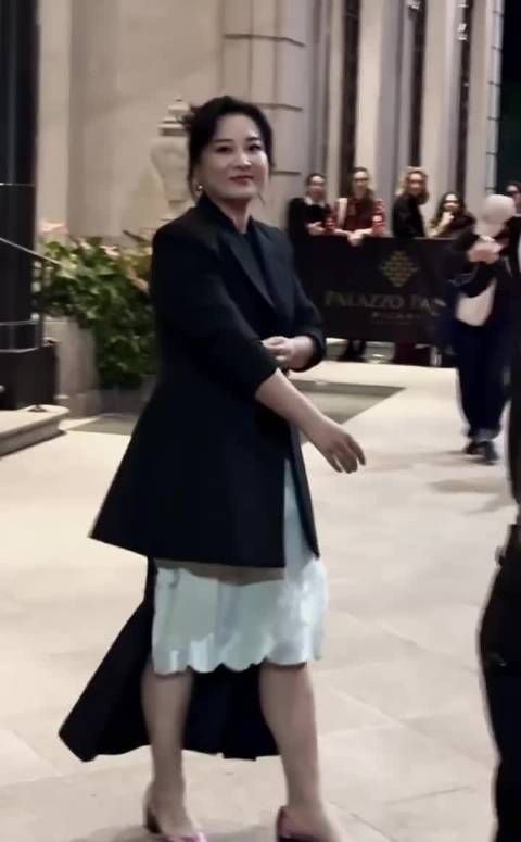 贾玲瘦身成功判若两人,留龙须刘海五官立体显年轻