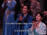 只有在墨彩环身边韩立才是发自内心开心