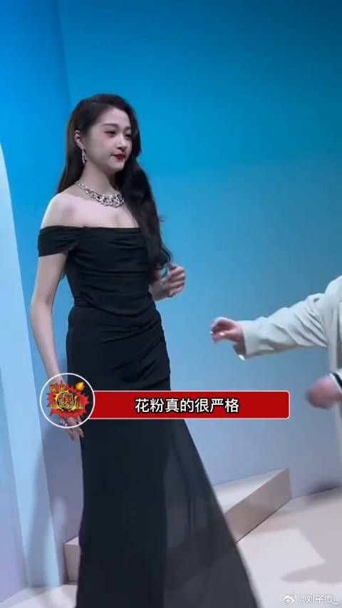 关晓彤出席活动视频，有不少粉丝评论让关晓彤减肥，大家觉得这样算胖吗？