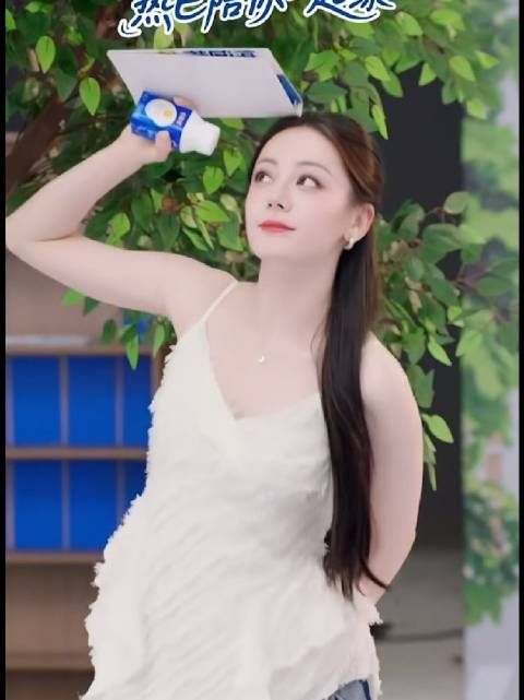 迪丽热巴直拍 元气满满蹦蹦跳跳 好养眼