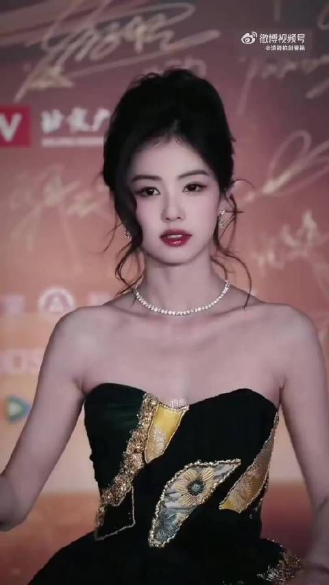 白鹿这颜值真是很美很大方