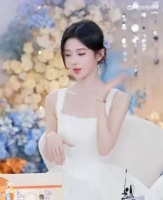 鞠婧祎发布新手势舞视频,动作精准表情灵动