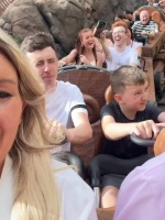 威廉姆斯、希金斯两家人打卡上海迪士尼，各有三个娃