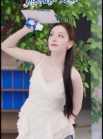 迪丽热巴直拍 元气满满蹦蹦跳跳 好养眼