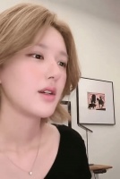 赵露思控诉经纪公司不带看病反而驱魔 还将自己锁在酒店