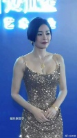 秦岚金色亮片抹胸裙，展现高贵气质，美得无可挑剔！