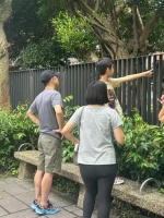 庾澄庆接女儿放学，他隔着栅栏踮着脚拼命找女儿，7岁儿子罕露面