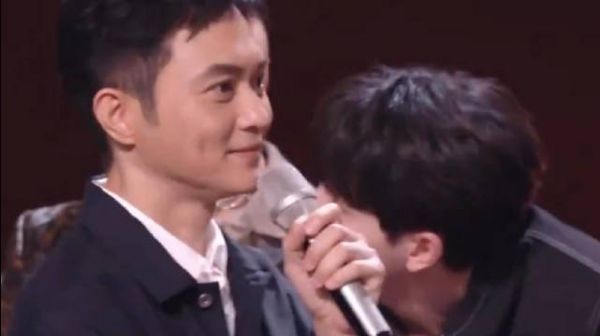 张智霖回复2025还在披荆斩棘,表示人在家里身不由己