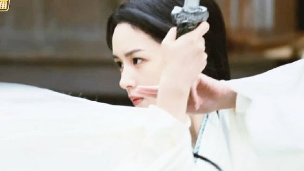 也子越素越美的一张脸…所有人请欣赏周也这段素衣打戏️
