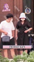 阚清子官宣怀孕后现身医院，丈夫陪伴产检