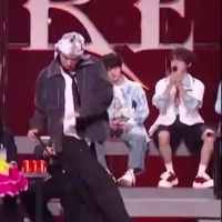张泽禹这活力也太足了!看哥哥跳舞像小弹簧一样停不下来,也太捧场了哈哈