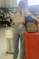 baby独自带娃返港！一人拖俩行李箱，明星光环背后也是普通妈妈