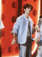 这个舞台造型真的很适合佳鑫！《dynamite》 夹心focus ！真的可以看无数次