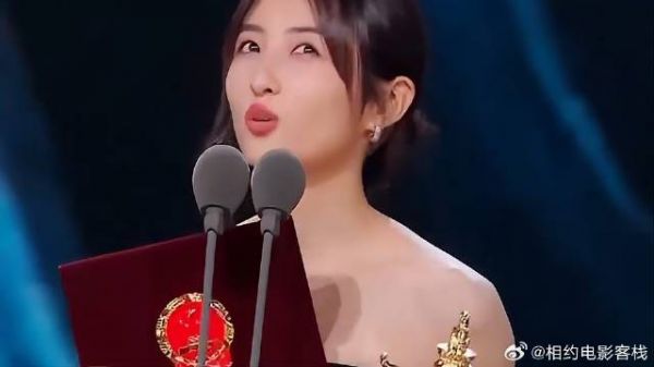 张子枫凭借《我的姐姐》获奖,在台上感谢角色“安然”