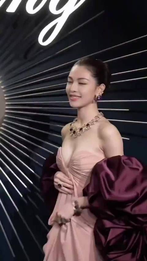 钟楚曦 x 深V长裙亮相活动·真的好美