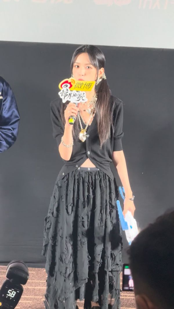 周也《锦月如歌》剧宣现场双马尾造型萌翻全场，回应持箭原因