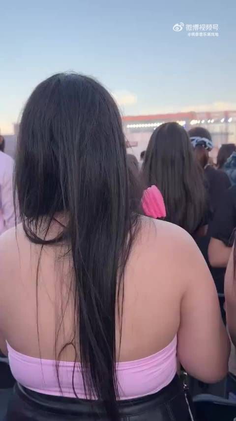 BlackPink米兰演唱会人山人海,粉丝热情高涨